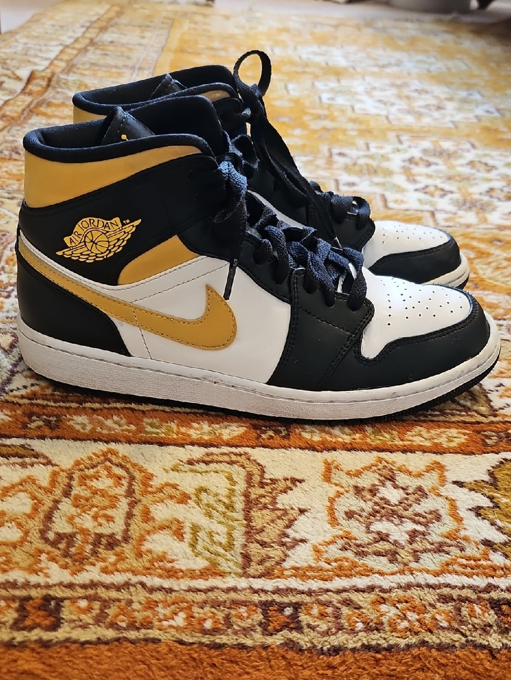 Air Jordan 1 Mid "White/Pollen/Black" sneakers